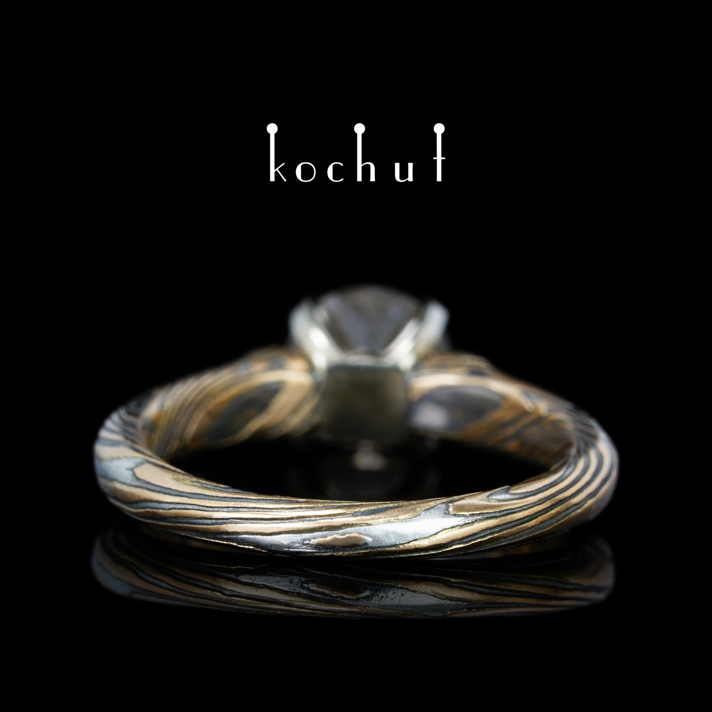 Kaiserin Kojun — Mokume-Ring aus Weiß- und Rotgold sowie graviertem und oxidiertem Silber mit Diamant
