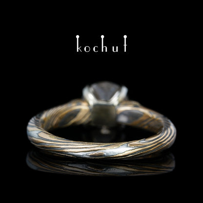 Kaiserin Kojun — Mokume-Ring aus Weiß- und Rotgold sowie graviertem und oxidiertem Silber mit Diamant