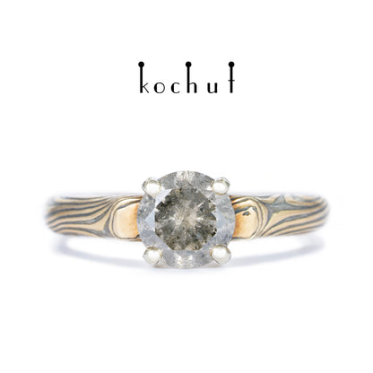 Kaiserin Kojun — Mokume-Ring aus Weiß- und Rotgold sowie graviertem und oxidiertem Silber mit Diamant