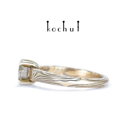 Kaiserin Kojun — Mokume-Ring aus Weiß- und Rotgold sowie graviertem und oxidiertem Silber mit Diamant