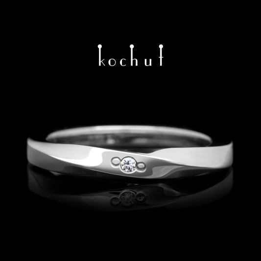 Mobius-Band: verengt — Ehering aus Platin mit einem Diamanten