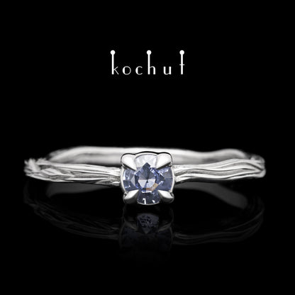 Winterzweig — Weißgoldring mit Kornblumen-Saphir, beschichtet mit weißem Rhodium