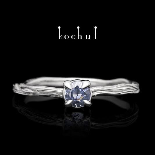 Winterzweig — Weißgoldring mit Kornblumen-Saphir, beschichtet mit weißem Rhodium