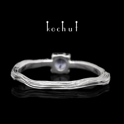 Winterzweig — Weißgoldring mit Kornblumen-Saphir, beschichtet mit weißem Rhodium