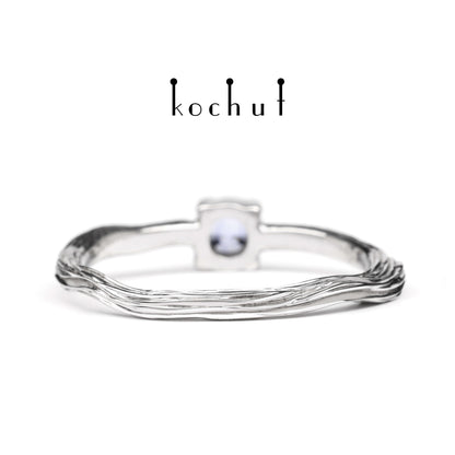 Winterzweig — Weißgoldring mit Kornblumen-Saphir, beschichtet mit weißem Rhodium