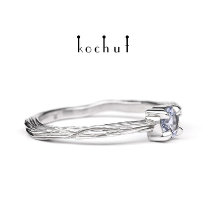 Winterzweig — Weißgoldring mit Kornblumen-Saphir, beschichtet mit weißem Rhodium