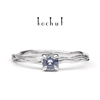 Winterzweig — Weißgoldring mit Kornblumen-Saphir, beschichtet mit weißem Rhodium