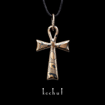 Nur eins — Mokume-Kreuz aus Rotgold und graviertem sowie oxidiertem Silber, überzogen mit schwarzem Rhodium