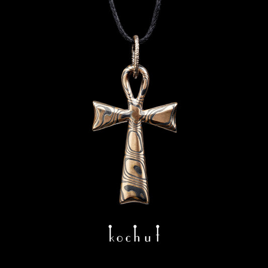 Nur eins — Mokume-Kreuz aus Rotgold und graviertem sowie oxidiertem Silber, überzogen mit schwarzem Rhodium
