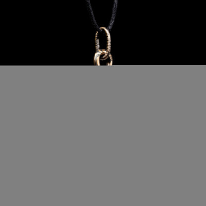 Nur eins — Mokume-Kreuz aus Rotgold und graviertem sowie oxidiertem Silber, überzogen mit schwarzem Rhodium