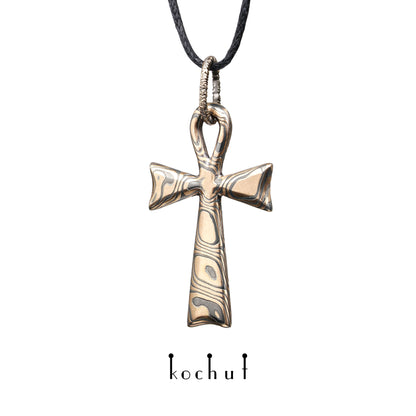 Nur eins — Mokume-Kreuz aus Rotgold und graviertem sowie oxidiertem Silber, überzogen mit schwarzem Rhodium