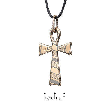 Nur eins — Mokume-Kreuz aus Rotgold und graviertem sowie oxidiertem Silber, überzogen mit schwarzem Rhodium