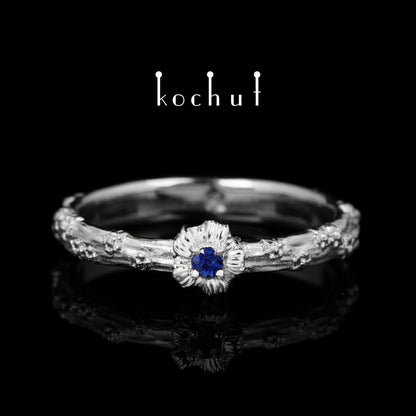 Vergissmeinnicht — Ring aus Weißgold mit Saphir und weißem Rhodium überzogen