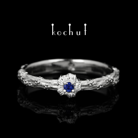 Vergissmeinnicht — Ring aus Weißgold mit Saphir und weißem Rhodium überzogen
