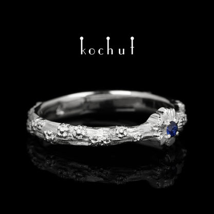 Vergissmeinnicht — Ring aus Weißgold mit Saphir und weißem Rhodium überzogen