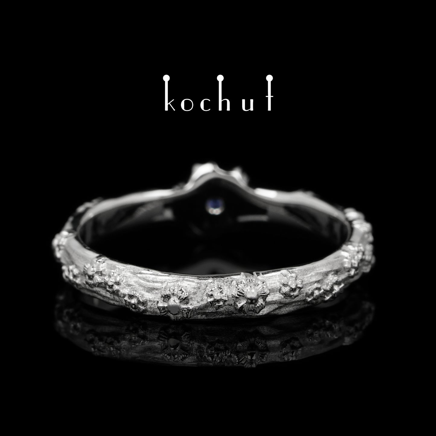 Vergissmeinnicht — Ring aus Weißgold mit Saphir und weißem Rhodium überzogen