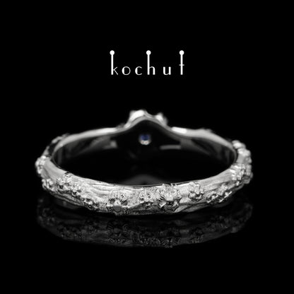 Vergissmeinnicht — Ring aus Weißgold mit Saphir und weißem Rhodium überzogen