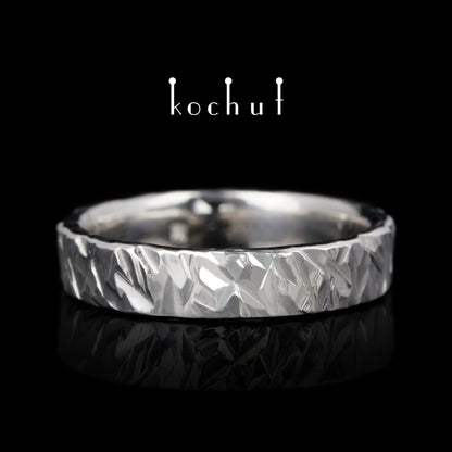 Storm — geschmiedeter Ehering aus Silber und mit weißem Rhodium überzogen