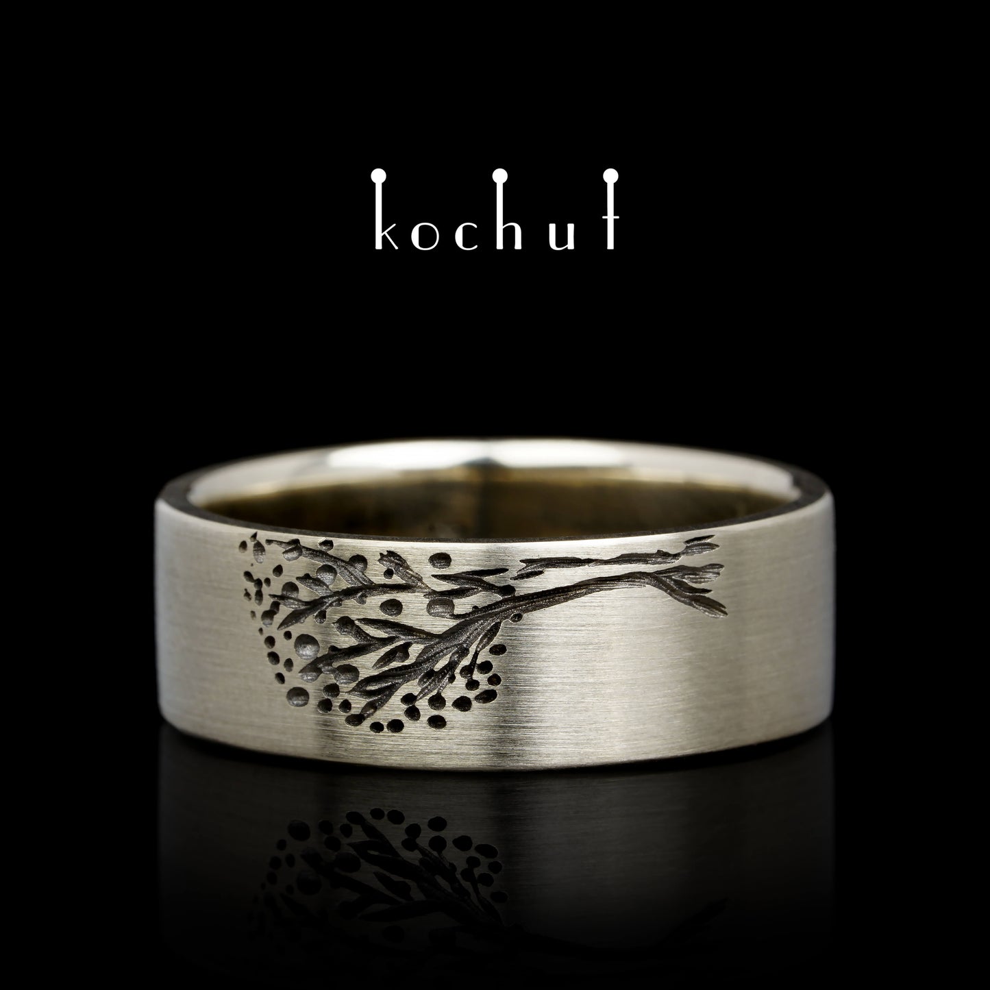Lebensbaum: Halbe — Ehering aus Weißgold, überzogen mit schwarzem Rhodium
