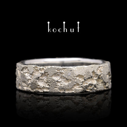 Leib und Seele mit Schmiedekunst Licht — Silberhochzeitssilberring mit Weißgoldbeschichtung und Diamant