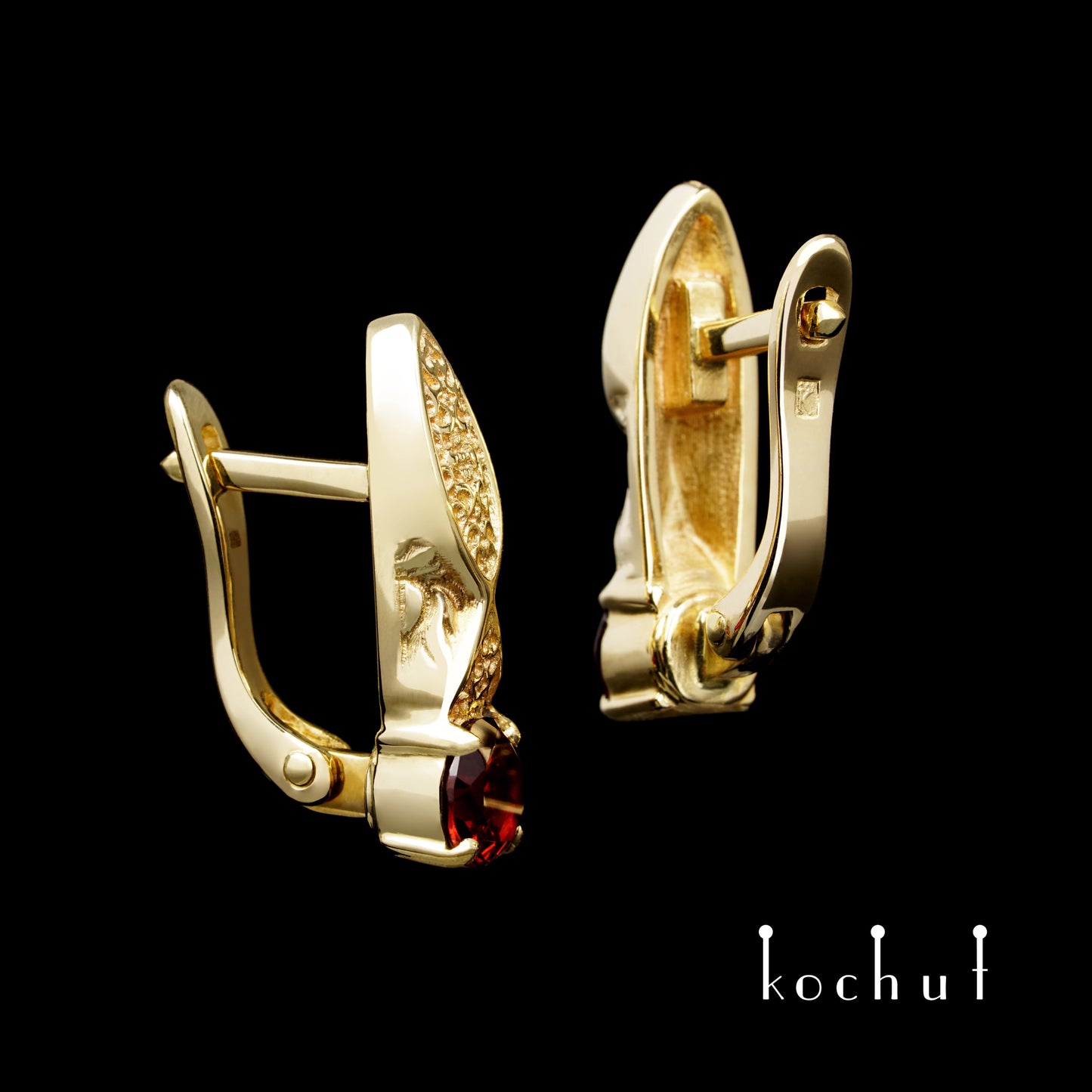 Versailles — Ohrringe aus Gelbgold mit roten Granaten