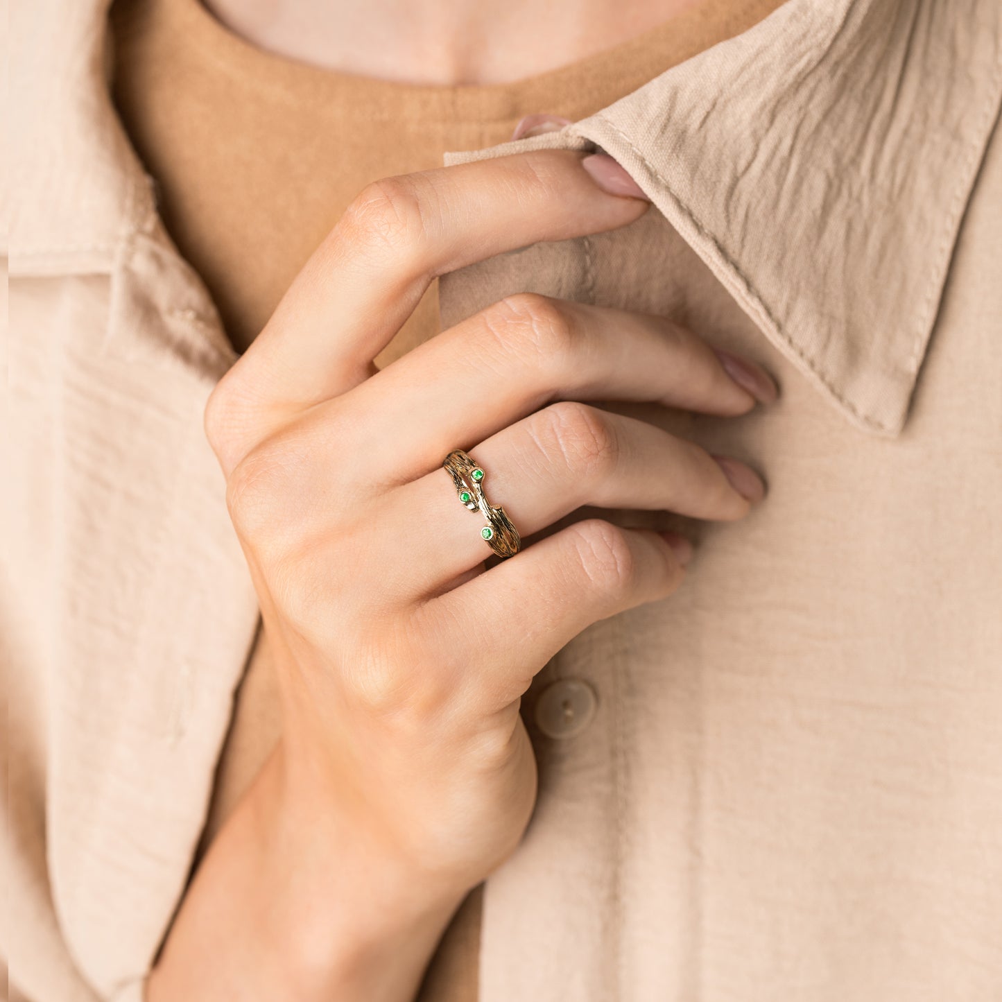 Zweig: Revival — Gelbgoldring mit Smaragden, überzogen mit schwarzem Rhodium