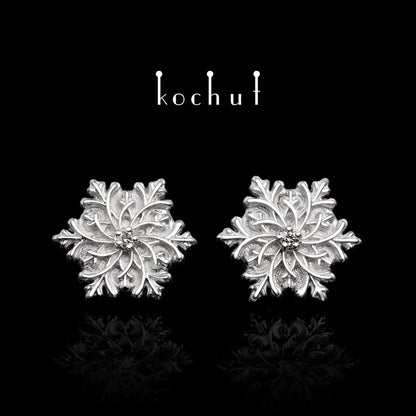 Gerda's Berührung — Ohrringe aus Silber mit Diamanten, überzogen mit weißem Rhodium