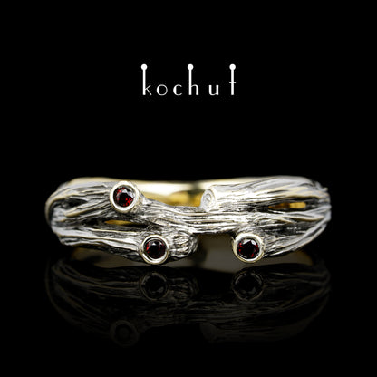 Zweig: Revival — Ring aus Gelbgold mit roten Granaten, beschichtet mit schwarzem Rhodium