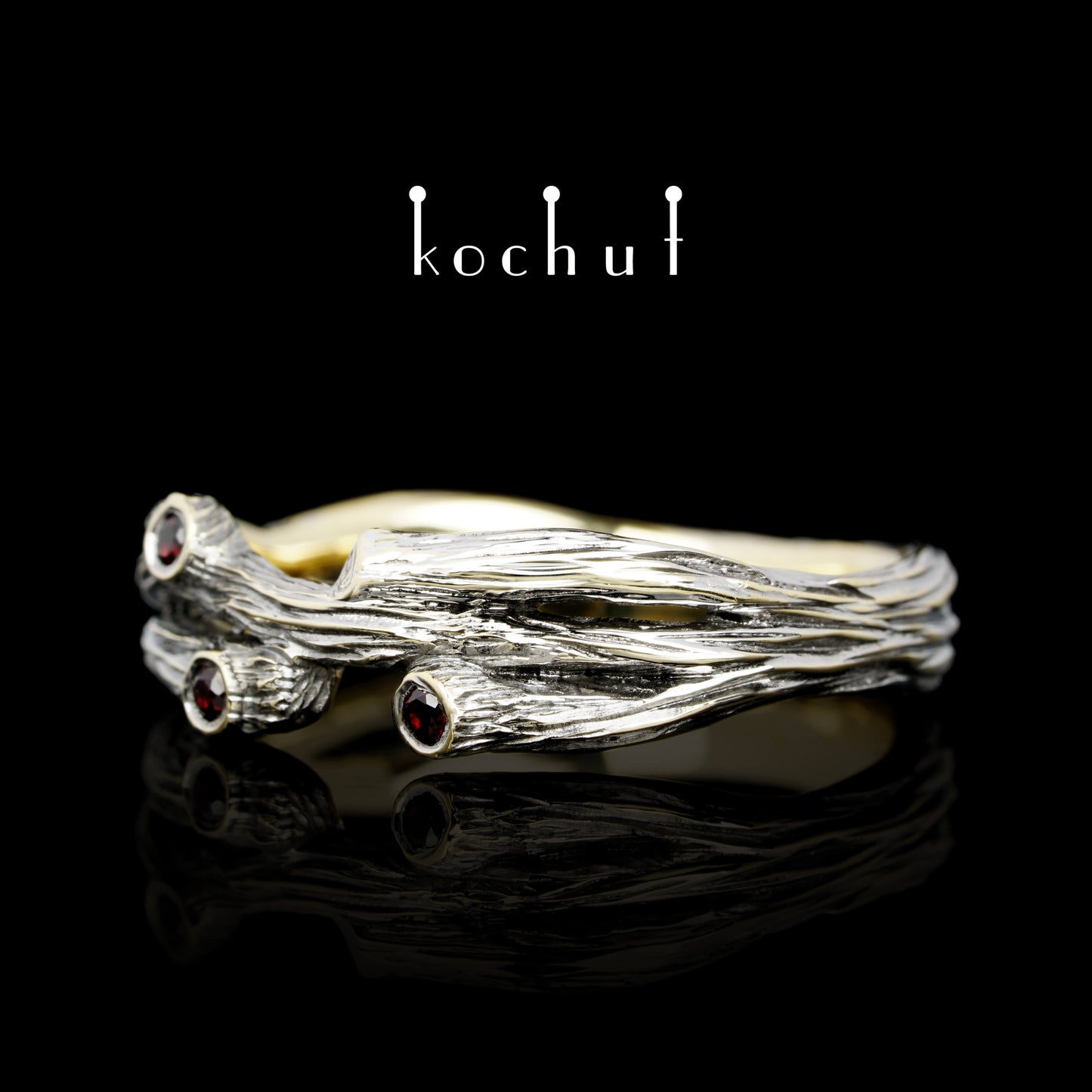 Zweig: Revival — Ring aus Gelbgold mit roten Granaten, beschichtet mit schwarzem Rhodium