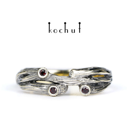 Zweig: Revival — Ring aus Gelbgold mit roten Granaten, beschichtet mit schwarzem Rhodium