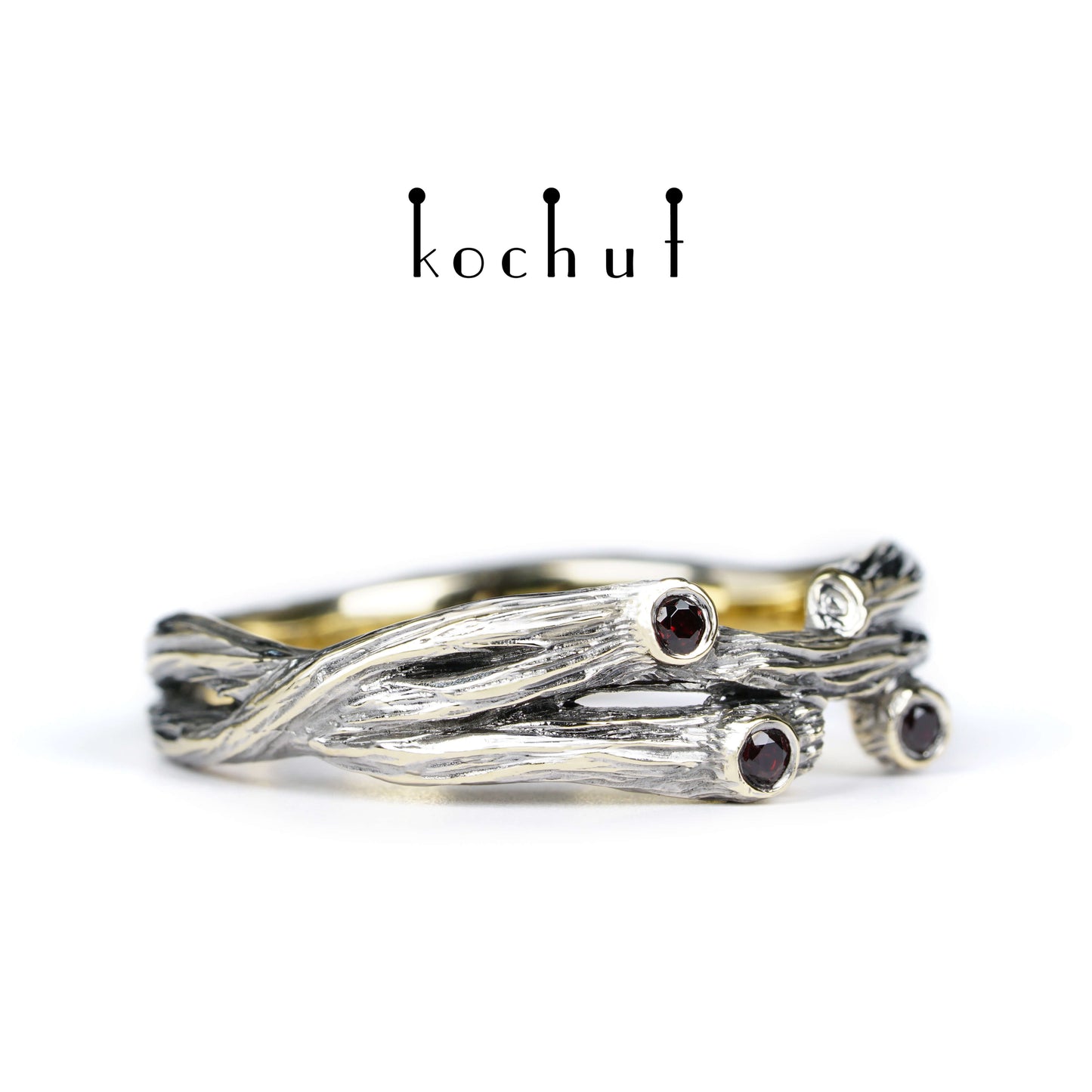 Zweig: Revival — Ring aus Gelbgold mit roten Granaten, beschichtet mit schwarzem Rhodium