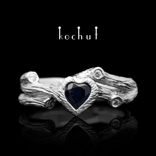 Herz des Waldes — Ring aus Weißgold mit Saphir und Diamanten, überzogen mit weißem Rhodium