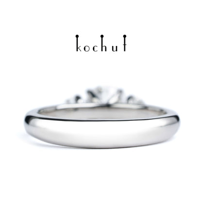 Athena — Verlobungsring aus Platin mit Diamanten