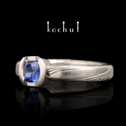 Jugen — Mokume-Ring aus Palladium-Gold und graviertem Silber mit Kornblumen-Saphir