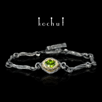 Quelle des Lebens — Armband aus oxidiertem Silber und Gelbgold mit Chrysolith