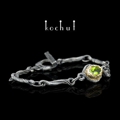 Quelle des Lebens — Armband aus oxidiertem Silber und Gelbgold mit Chrysolith