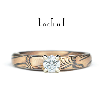 Kaiserin Kojun — Mokume-Ring aus Weiß- und Rotgold sowie graviertem und oxidiertem Silber mit Diamant