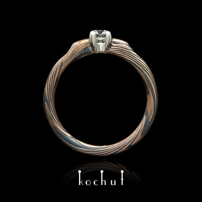 Kaiserin Kojun — Mokume-Ring aus Weiß- und Rotgold sowie graviertem und oxidiertem Silber mit Diamant