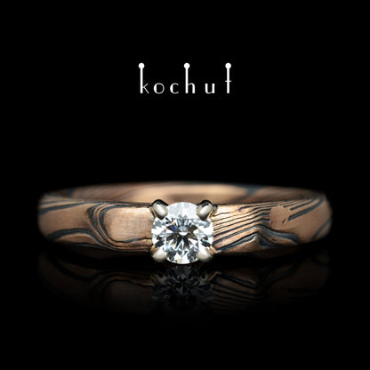 Kaiserin Kojun — Mokume-Ring aus Weiß- und Rotgold sowie graviertem und oxidiertem Silber mit Diamant
