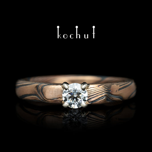 Kaiserin Kojun — Mokume-Ring aus Weiß- und Rotgold sowie graviertem und oxidiertem Silber mit Diamant