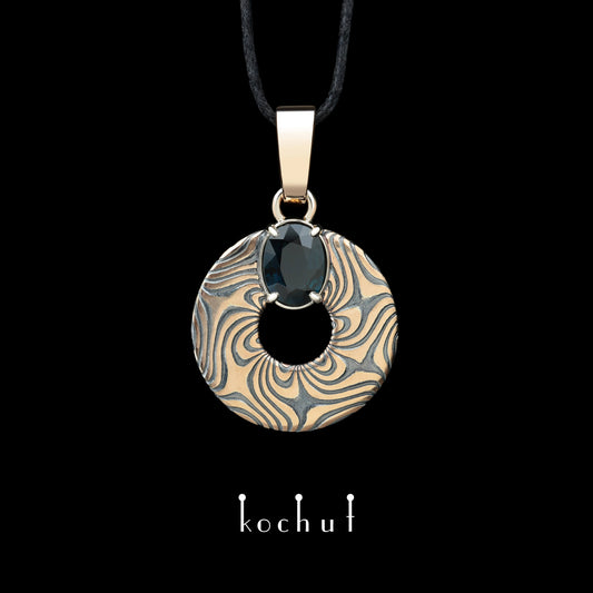 Wertvoller Astrolabium — Mokume-Anhänger aus Rot- und Weißgold, graviertes und oxidiertes Silber mit Saphir