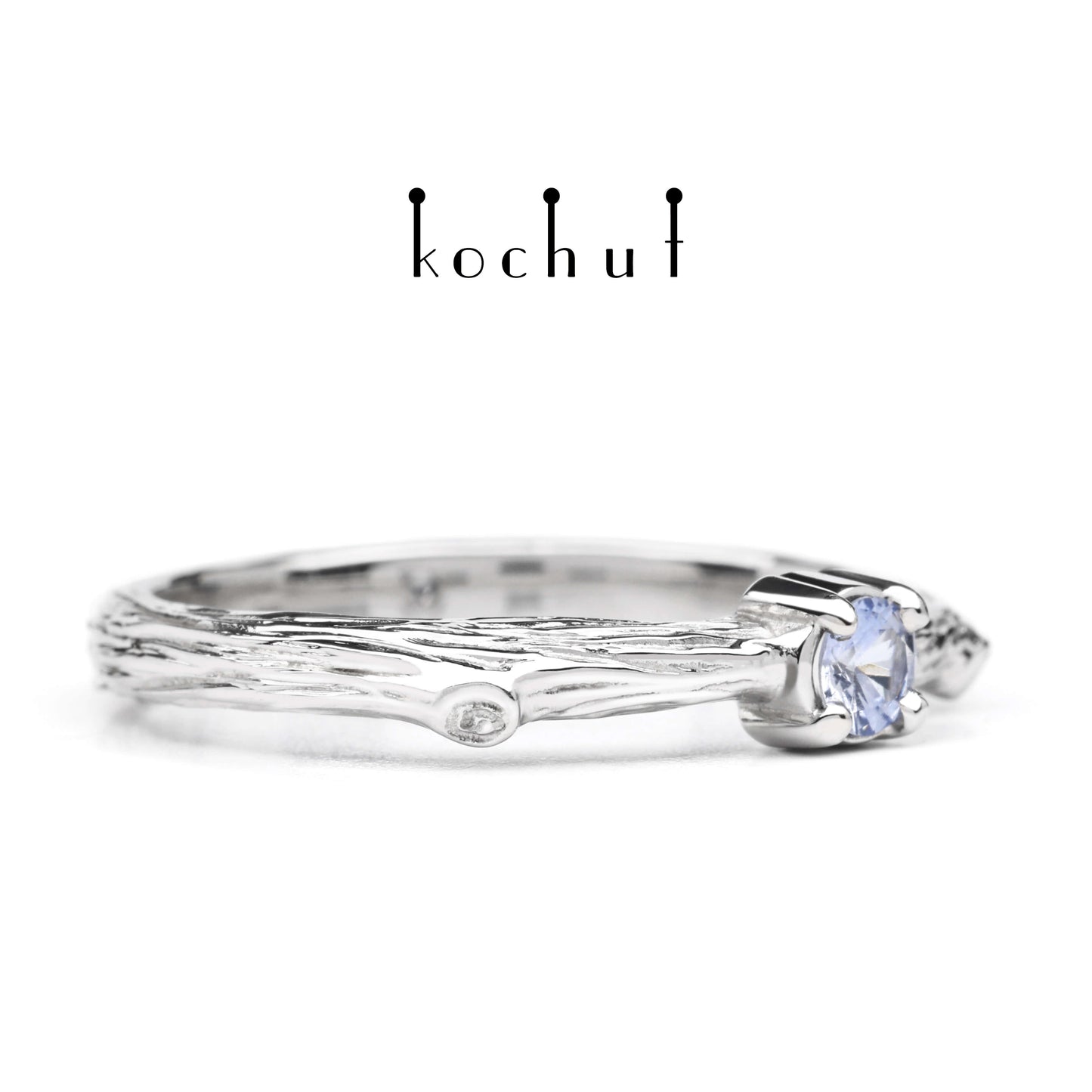 Zartes Zweig — Verlobungsring aus Weißgold mit Kornblumen-Saphir, überzogen mit weißem Rhodium