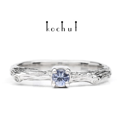 Zartes Zweig — Verlobungsring aus Weißgold mit Kornblumen-Saphir, überzogen mit weißem Rhodium