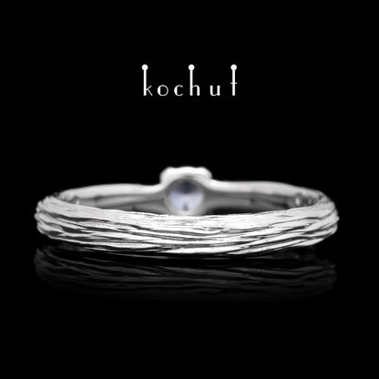 Zartes Zweig — Verlobungsring aus Weißgold mit Kornblumen-Saphir, überzogen mit weißem Rhodium