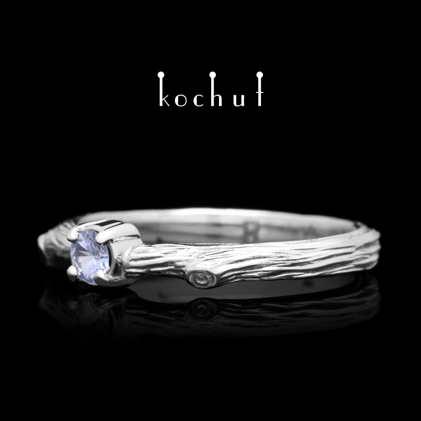 Zartes Zweig — Verlobungsring aus Weißgold mit Kornblumen-Saphir, überzogen mit weißem Rhodium