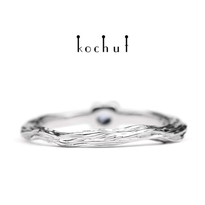 Winterzweig — Ring aus Weißgold mit Kornblumen-Saphir, platiert mit weißem Rhodium
