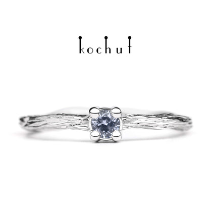Winterzweig — Ring aus Weißgold mit Kornblumen-Saphir, platiert mit weißem Rhodium
