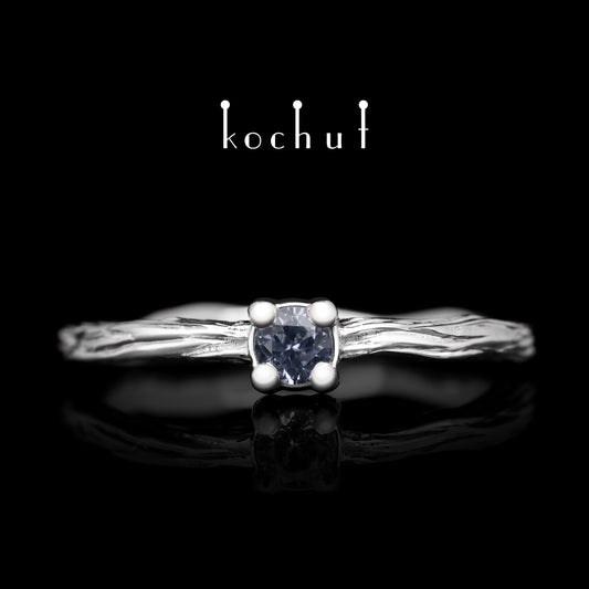 Winterzweig — Ring aus Weißgold mit Kornblumen-Saphir, platiert mit weißem Rhodium