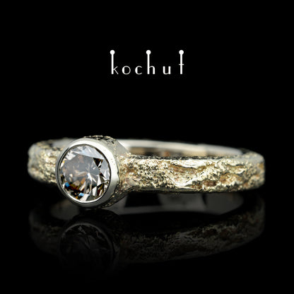 Leib und Seele — Verlobungsring aus Weißgold und Gelbgold mit Cognac-Diamanten verziert