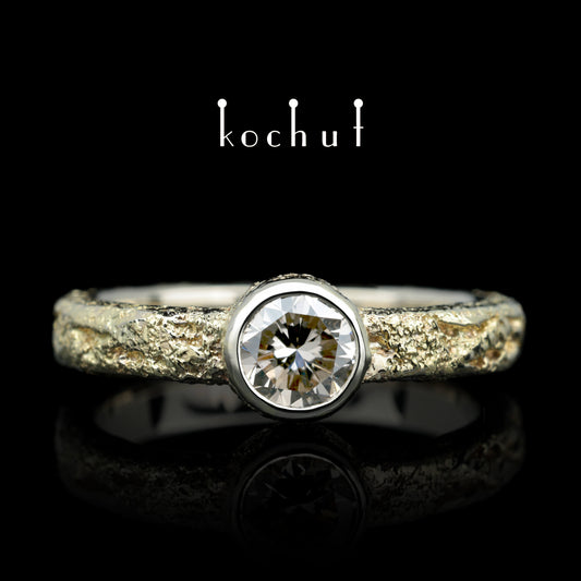 Leib und Seele — Verlobungsring aus Weißgold und Gelbgold mit Cognac-Diamanten verziert